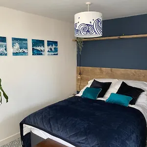 The Crest - Bournemouth, Modern Cosy Retreat, Walk To Beach, Apartment